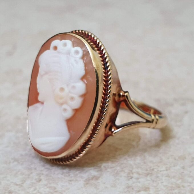 Large Cameo Ring in 9ct Gold.