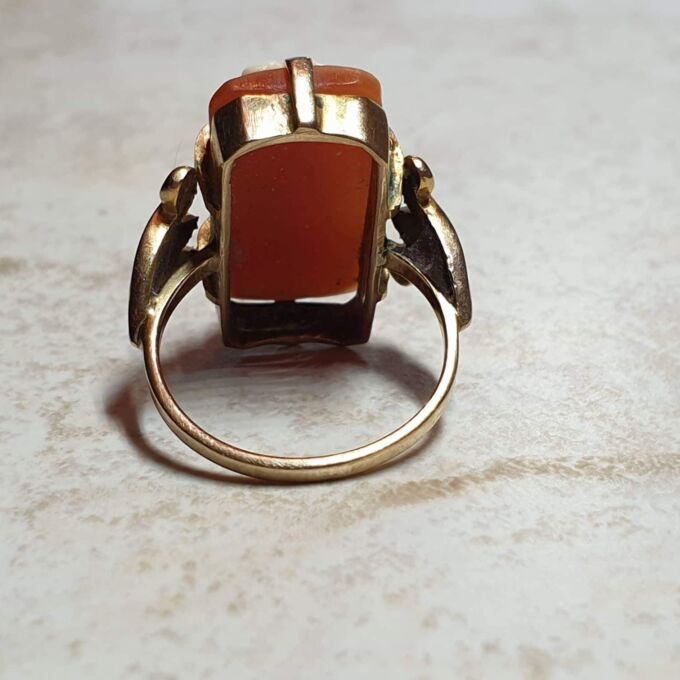 Huge Cameo Ring in 9ct Gold, a UK J or a US 5