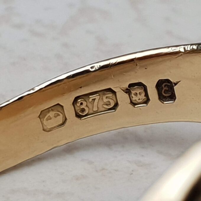 Textured Oval Signet Ring in 9ct Gold, a UK O or a US 7 1/2.