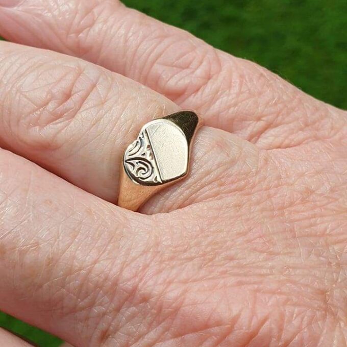 Part Engraved Heart Signet Ring in 9ct Gold.