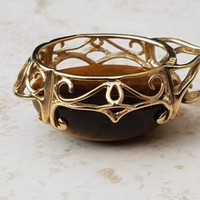 Striking Tigers Eye Pendant in 9ct Gold.