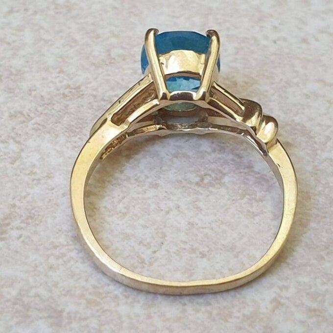 Oval Swiss Blue Topaz Ring in 10K Gold.