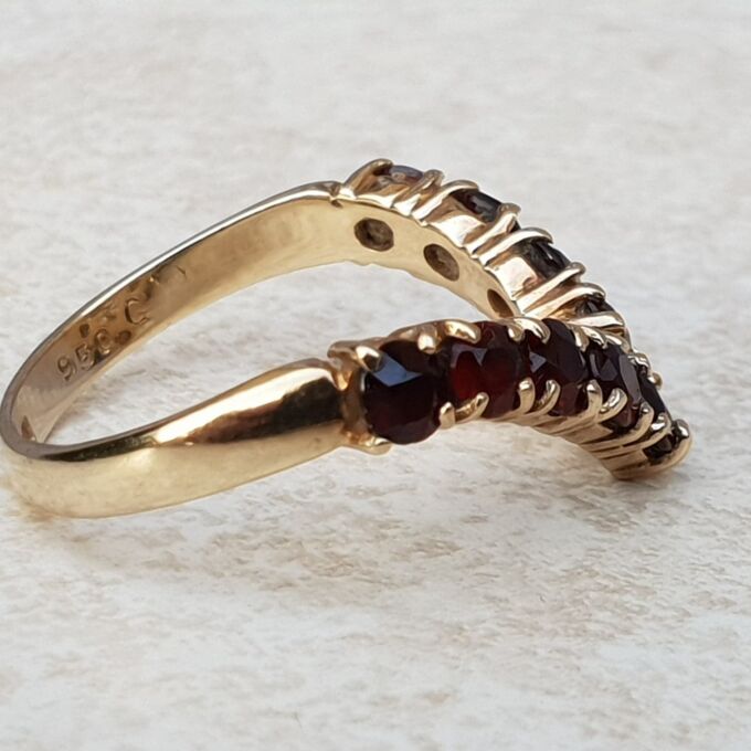 Gorgeous Garnet Chevron Wishbone Ring in 9ct Gold, a UK L 1/2 or a US 6 1/4.
