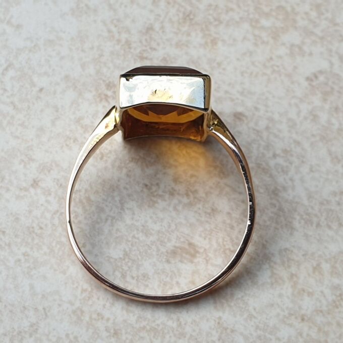 Citrine Coloured Paste Solitaire Ring in 9ct Gold, a UK O or a US 7 1/4