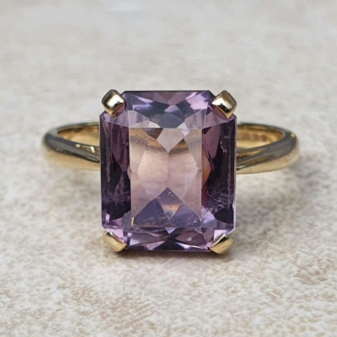 Amethyst Solitaire Ring in 9ct Gold.