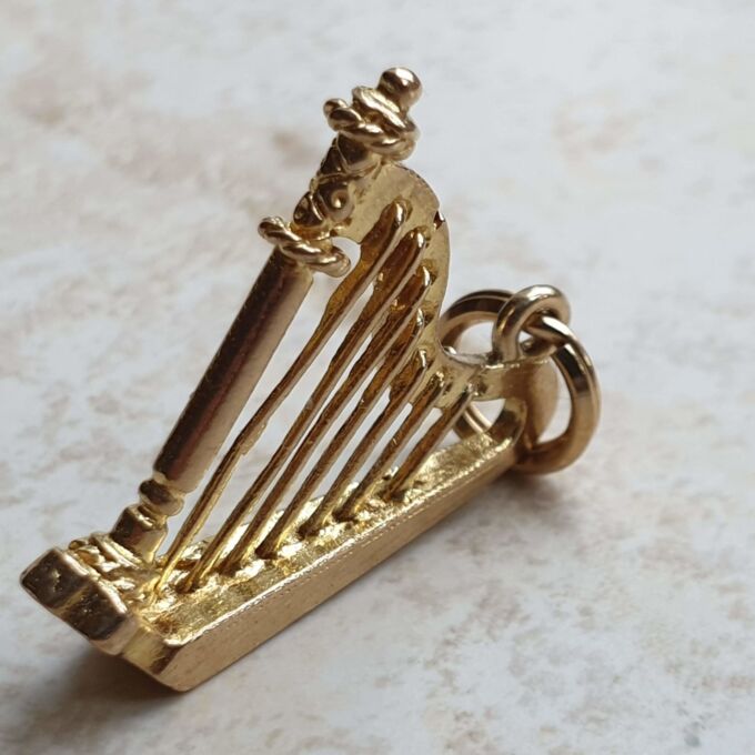 Vintage Harp Pendant in 9ct Gold.