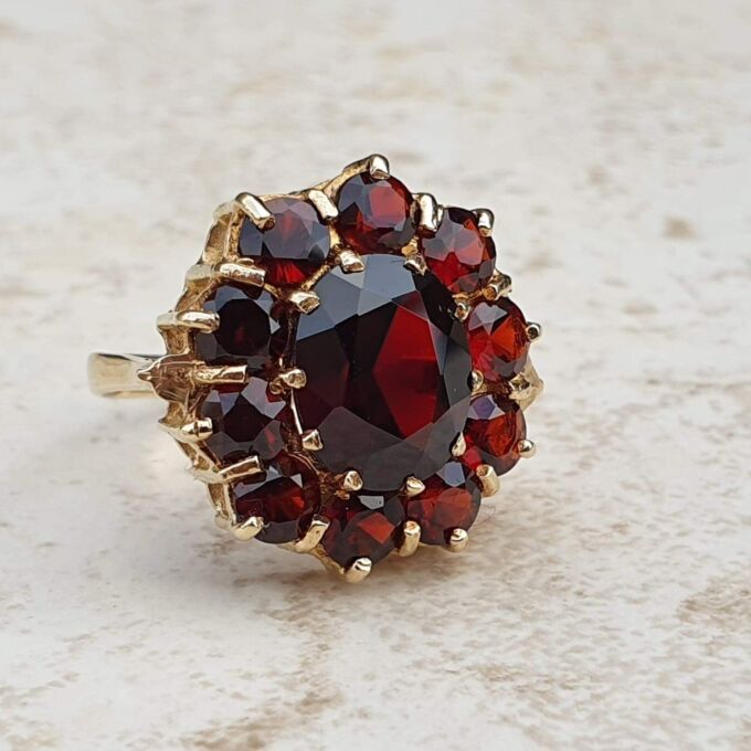 Big Garnet Cluster Ring in 9ct Gold, a UK L or a US 5 3/4