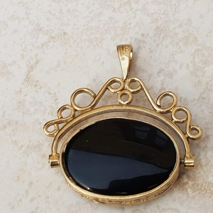 Carnelian and Onyx Spinner Fob in 9ct Gold