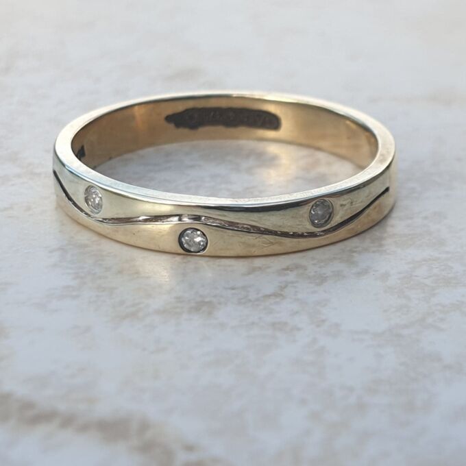 Diamond Set Wave Ring in 9ct Gold.