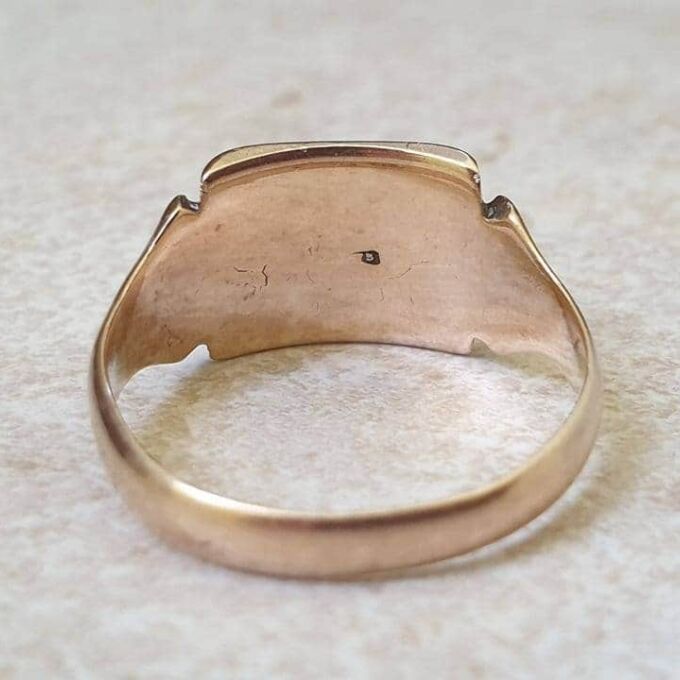 Two Tone Signet Ring in 9ct Gold, a UK Q 1/2 or a US 8 1/2