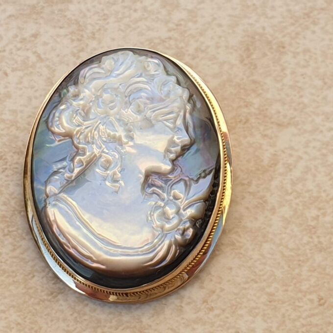 Mother of Pearl Cameo Brooch or Pendant in 9ct Gold.