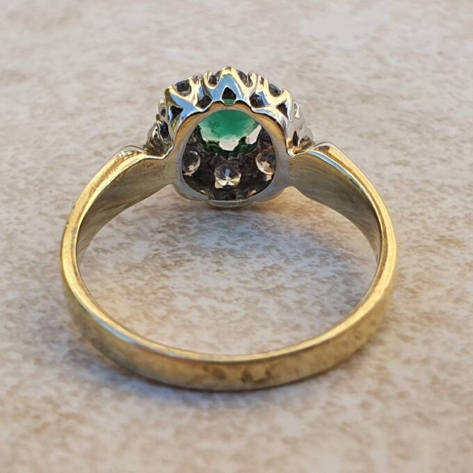 Chrysoprase Dress Ring in 9ct Gold.