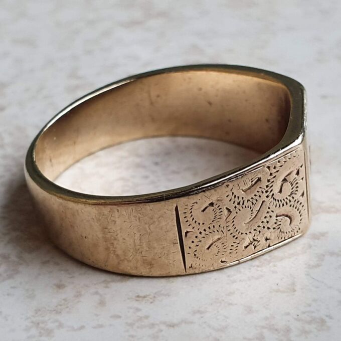 Broad Diamond Set Signet Ring in 9ct Gold, a UK R 1/2 or a US 9 1/4