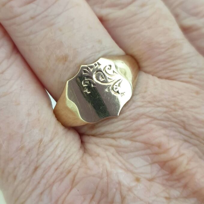 Engraved Shield Signet Ring in 9ct Gold, a UK W or a US 11 1/4