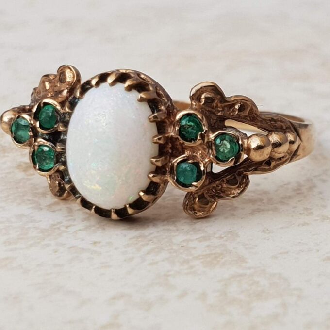 Sale – Opal and Chrysoprase Ring in 9ct Gold, a UK size N or a US 7 1/4.