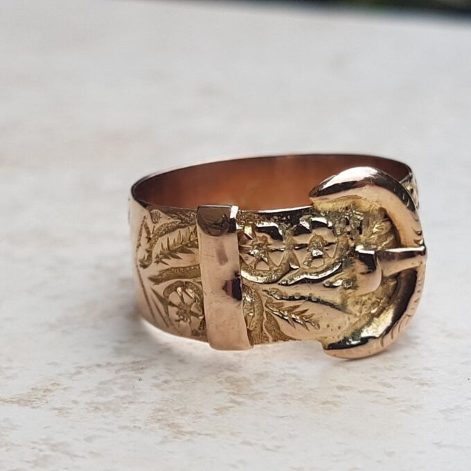 Beautiful Ornate Buckle Ring in 9ct Gold, a UK O 1/2 or a US 7 1/2.