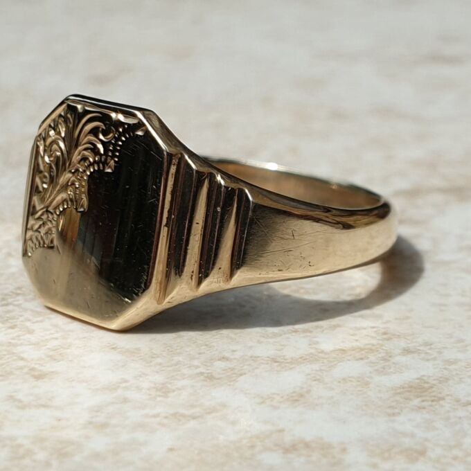 Part Engraved Signet Ring in 9ct Gold, a UK R 1/2 or a US 9