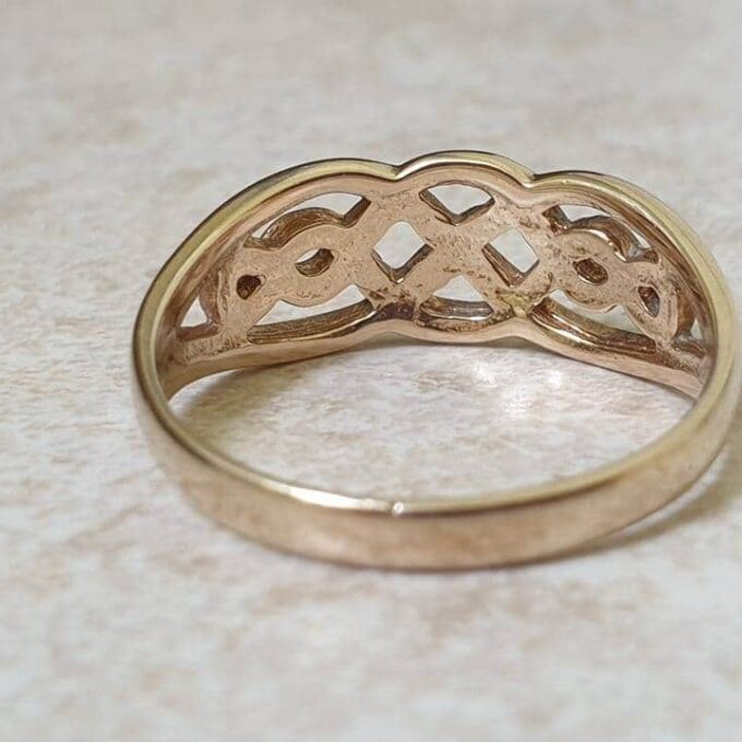 Graduating Celtic Knot Ring in 9ct Gold.