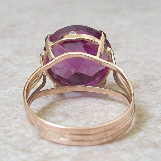 Colour Change Synthetic Sapphire Ring in 12ct Gold.
