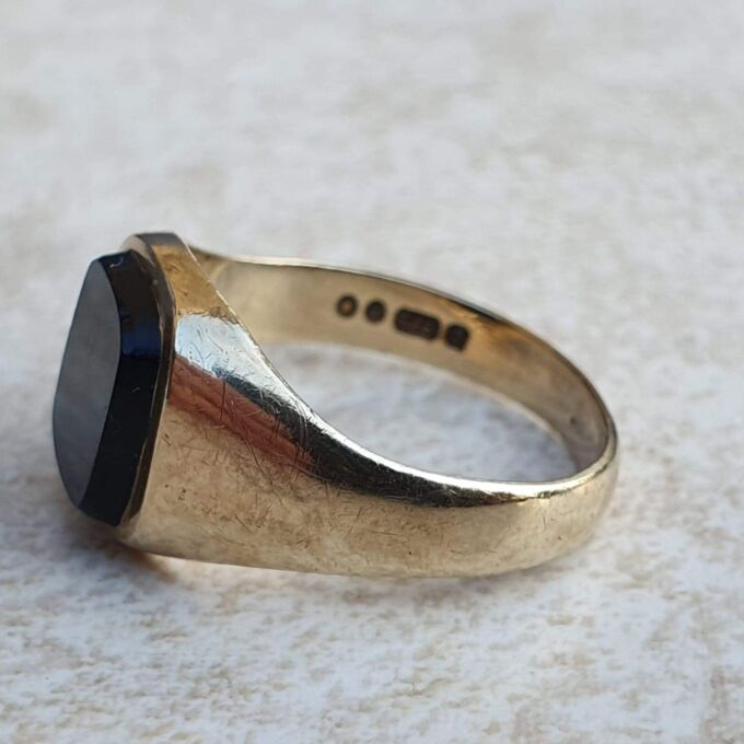 Squared Onyx Signet Ring in 9ct Gold, a UK J 1/2 or a US 5 1/4
