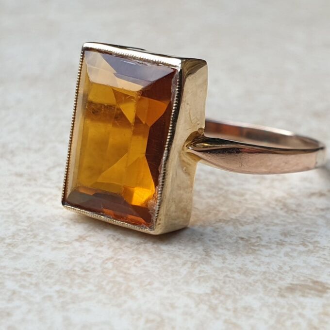 Citrine Coloured Paste Solitaire Ring in 9ct Gold, a UK O or a US 7 1/4