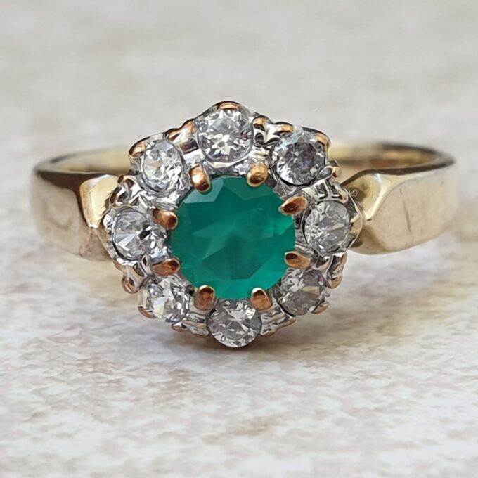 Chrysoprase Dress Ring in 9ct Gold.