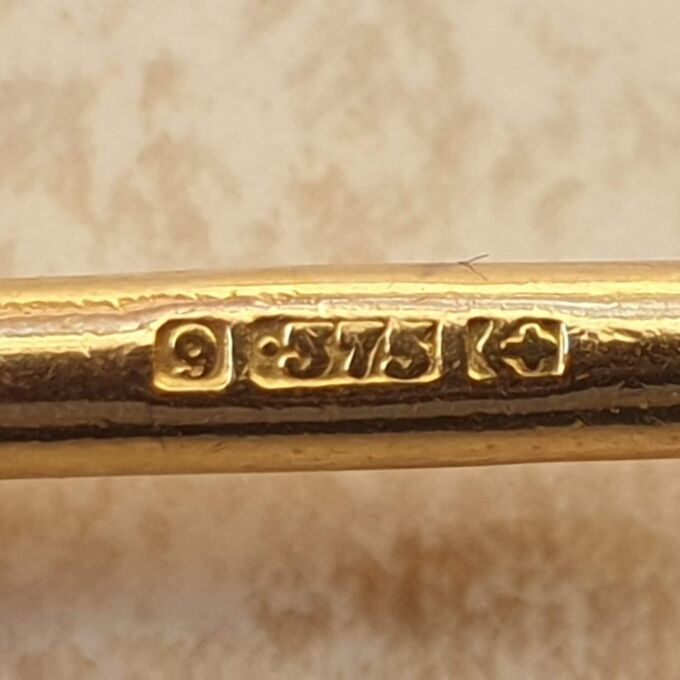 Simple T Bar in 9ct Gold