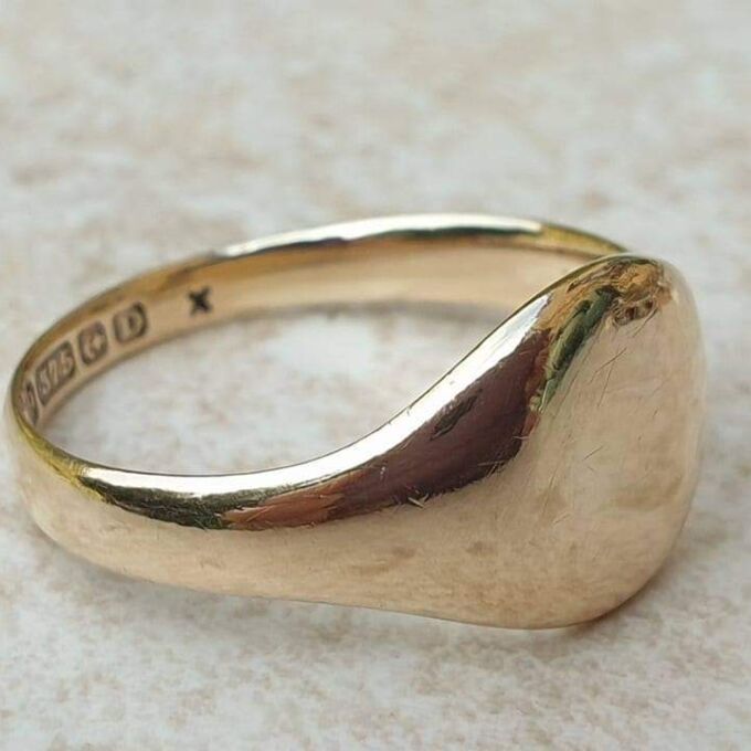 Classic Plain Signet Ring in 9ct Gold, a UK S or a a US 9 1/4