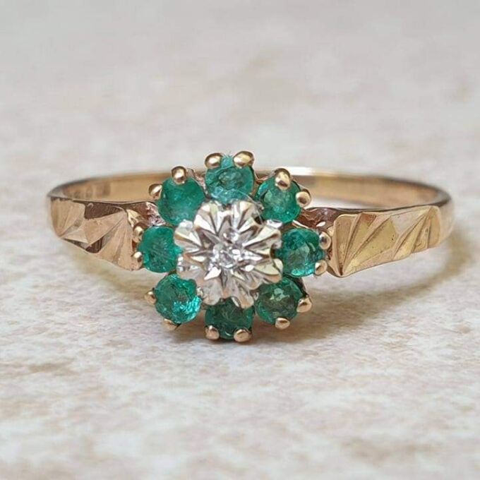 Agate and Diamond Cluster Ring in 9ct Gold, a UK N 1/2 or a US 7 1/4