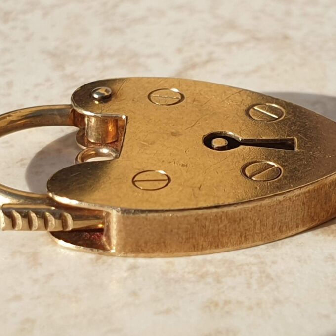 Simple Heart Padlock in 9ct Yellow Gold