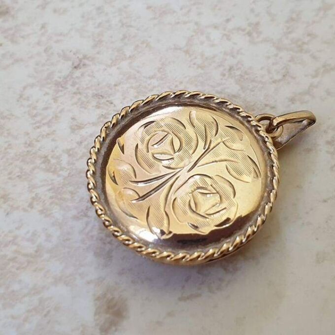 Unusual Circular Locket in 9ct Gold