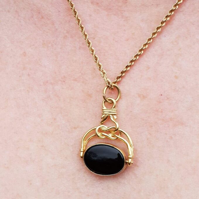 Onyx and Agate Spinner Fob in 9ct Gold
