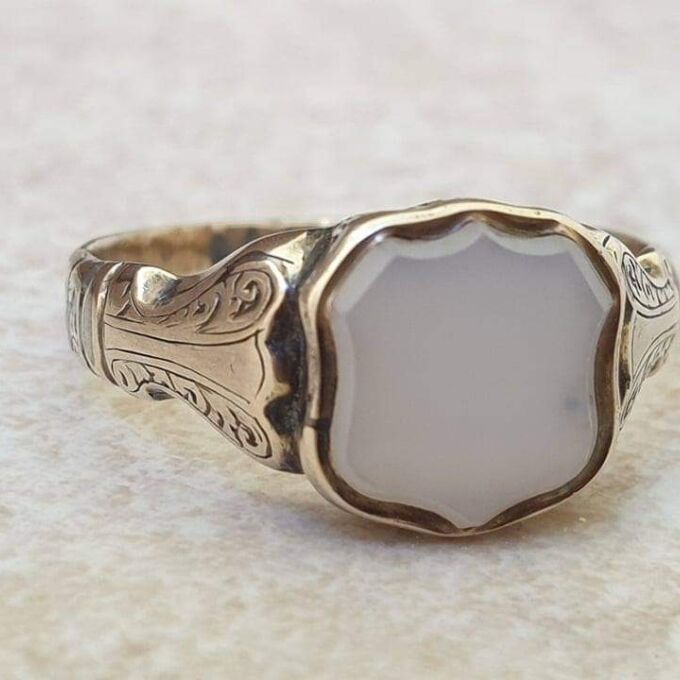 Antique Shield Ring in 9ct Gold, a UK L or a US 6 1/4