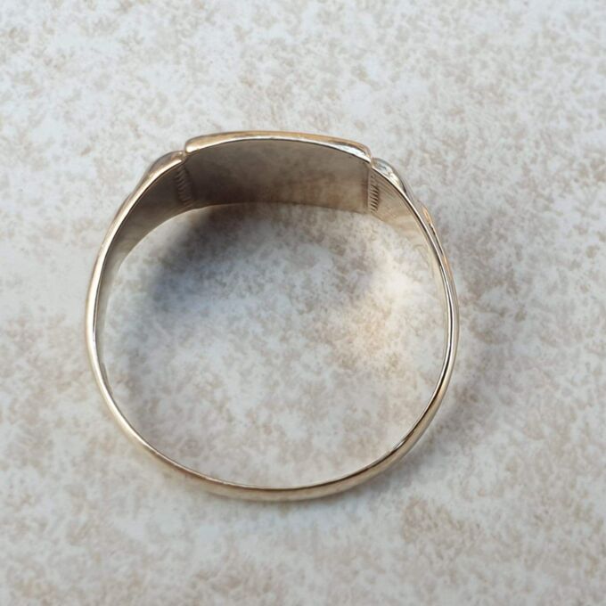 Part Engraved Signet Ring in 9ct Gold,  a UK S or a US 9.