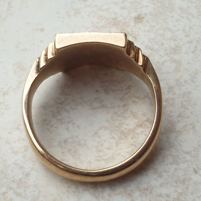 Heavy Checkerboard Design Signet Ring in 9ct Gold, a UK O or a US 7 1/2.
