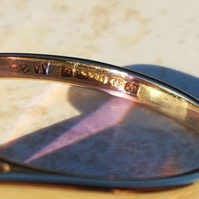 Huge Synthetic Colour Change Sapphire Ring in 9ct Gold, a UK N 1/2 or US 7 1/4.