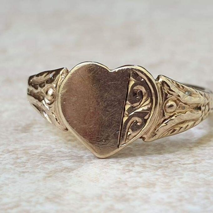 Ornate Part Engraved Heart Signet in 9ct Gold, a UK J or a US 5