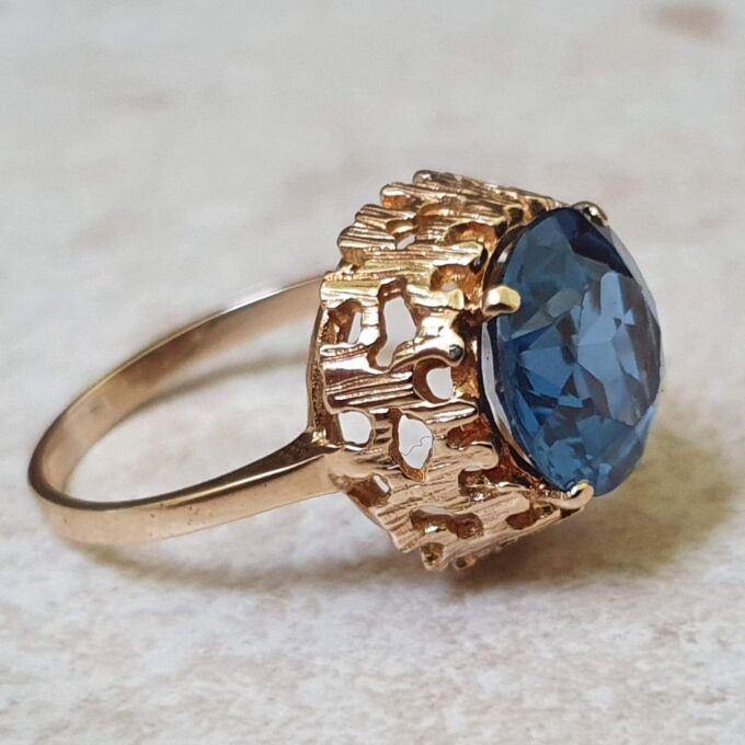 Swiss Blue Topaz Ring in 9ct Gold.