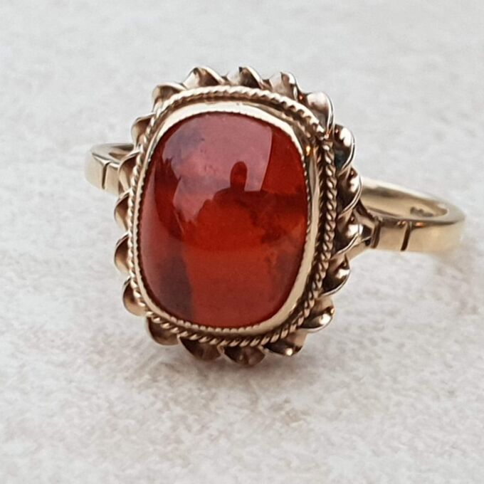 Garnet Cabochon Ring in 9ct Gold, a UK M – M 1/2 or a US 6 1/2.