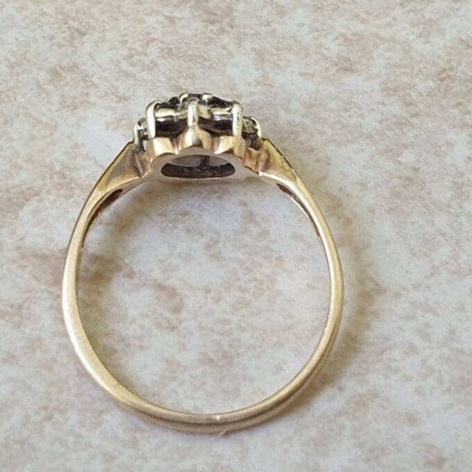 Sapphire and Diamond Ring in 9ct Gold, a UK J 1/2 or a US 5 1/4