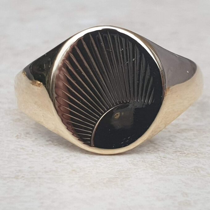 Sunburst Signet Ring in 9ct Gold, a UK S or a US 9 1/2.
