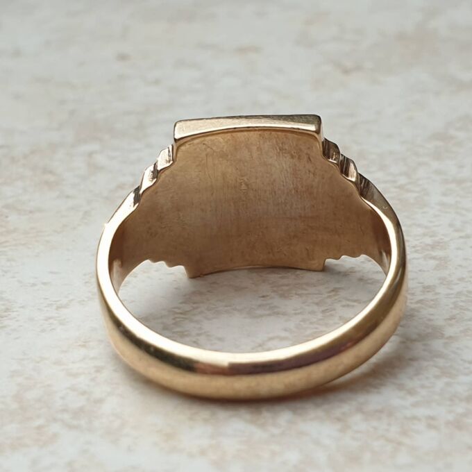 Heavy Checkerboard Design Signet Ring in 9ct Gold, a UK O or a US 7 1/2.