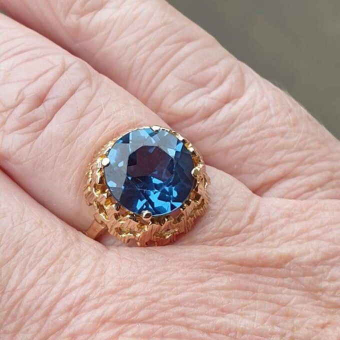 Swiss Blue Topaz Ring in 9ct Gold.
