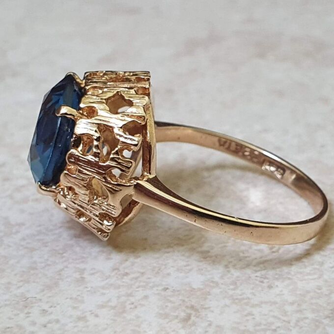 Swiss Blue Topaz Ring in 9ct Gold.