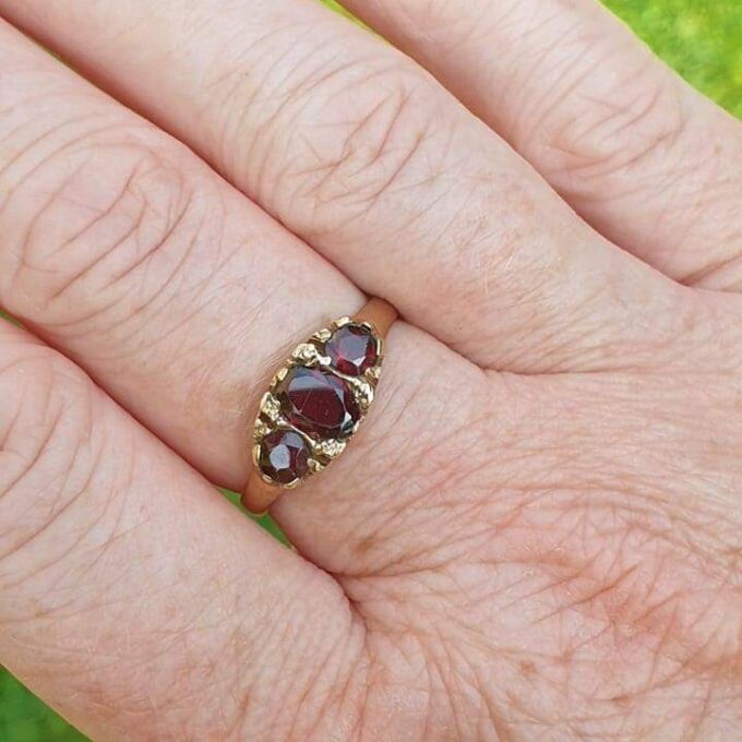 Three Stone Garnet Ring in 0ct Gold, a UK Q or a US 8 1/2