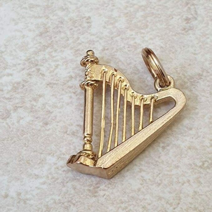 Vintage Harp Pendant in 9ct Gold.