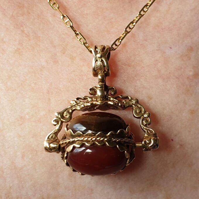 Cabochon Three Stone Spinner Pendant in 9ct Gold