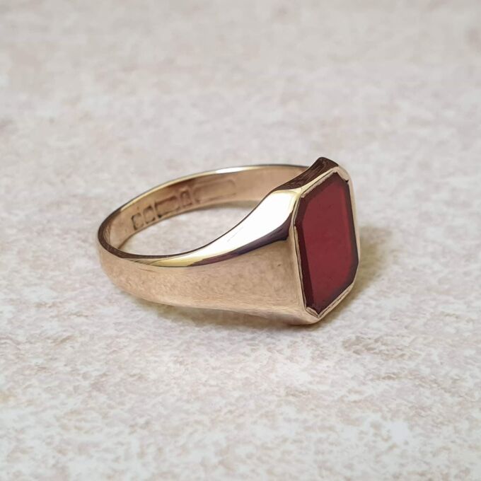 Carnelian Set Signet Ring in 9ct Gold, a UK O 1/2 or a US 7 3/4