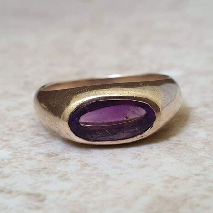 Oval Amethyst Signet Ring in 9ct Gold, a UK H 1/2 or a US 4 1/4