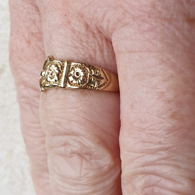 Flower Buckle Ring in 9ct Gold, a UK J 1/2 or a US 5 1/4